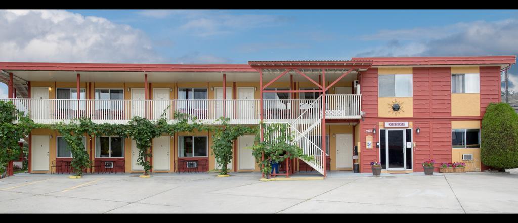 Maple Leaf Motel Inn Towne Osoyoos Extérieur photo